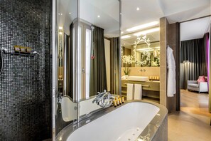 Une salle de bain moderne avec une grande baignoire, une douche à l’italienne et un meuble-lavabo avec un miroir.
