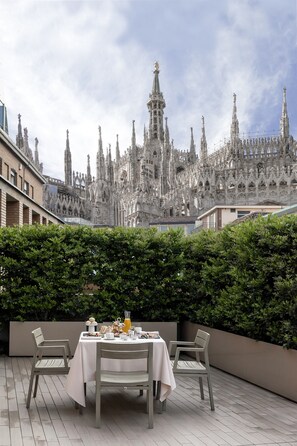 Deluxe Double Room (Duomo View) | Premium bedding, minibar, in-room safe, desk