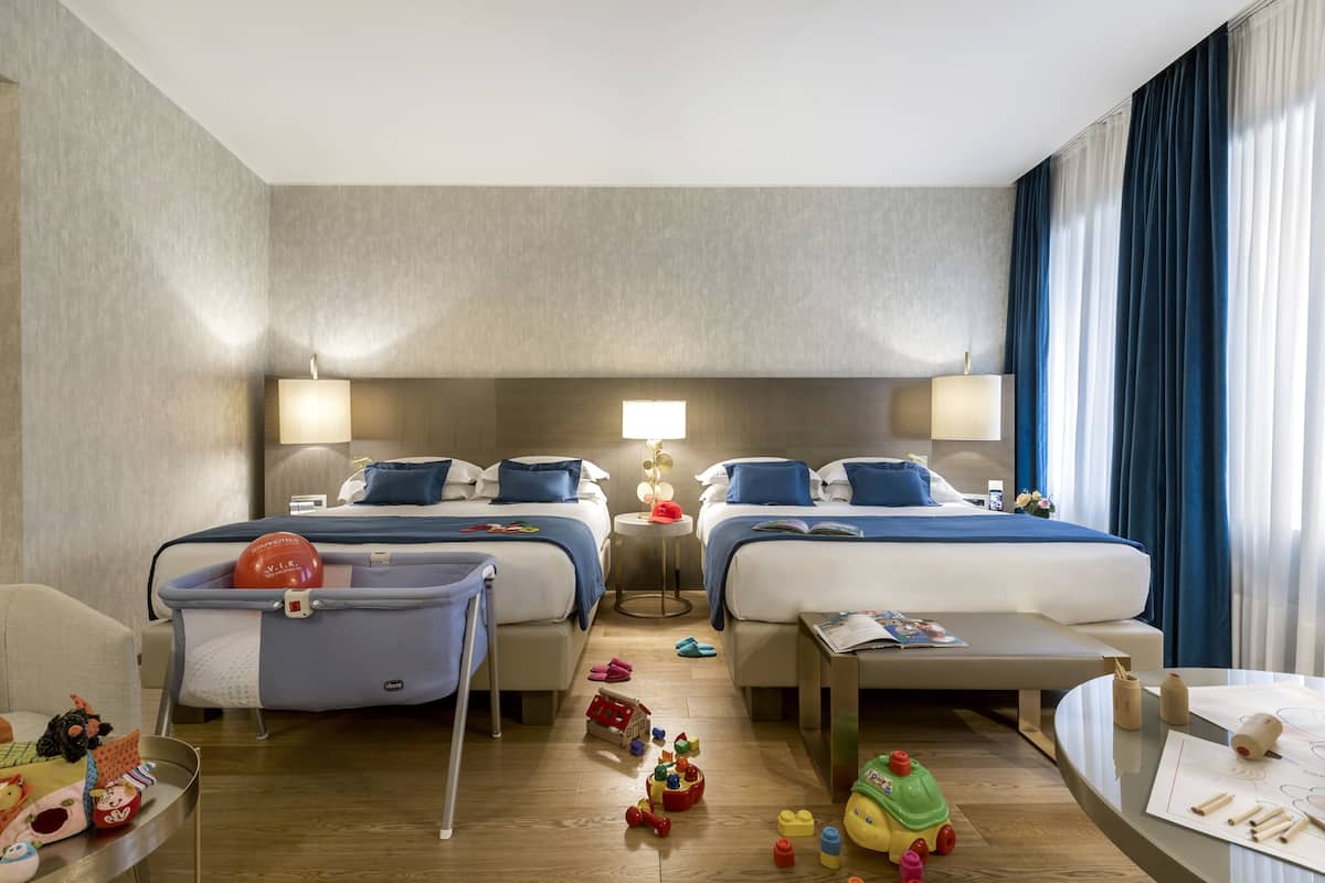 Habitación cuádruple familiar | 2 habitaciones, ropa de cama de alta calidad y minibar