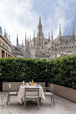 Deluxe Double Room (Duomo View) | Premium bedding, minibar, in-room safe, desk - Rosa Grand Milano - Starhotels Collezione (Milan)