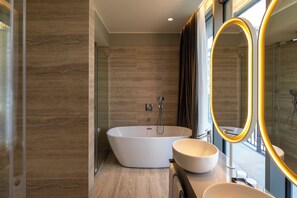 Duomo Panoramic Penthouse One Bedroom | Kylpyhuone | Ympäristöystävälliset hygieniatuotteet, hiustenkuivaaja, kylpytakit