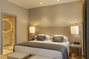 Duomo Grand Apartment Two Bedrooms | 高級寝具、ミニバー、セーフティボックス (室内)、デスク