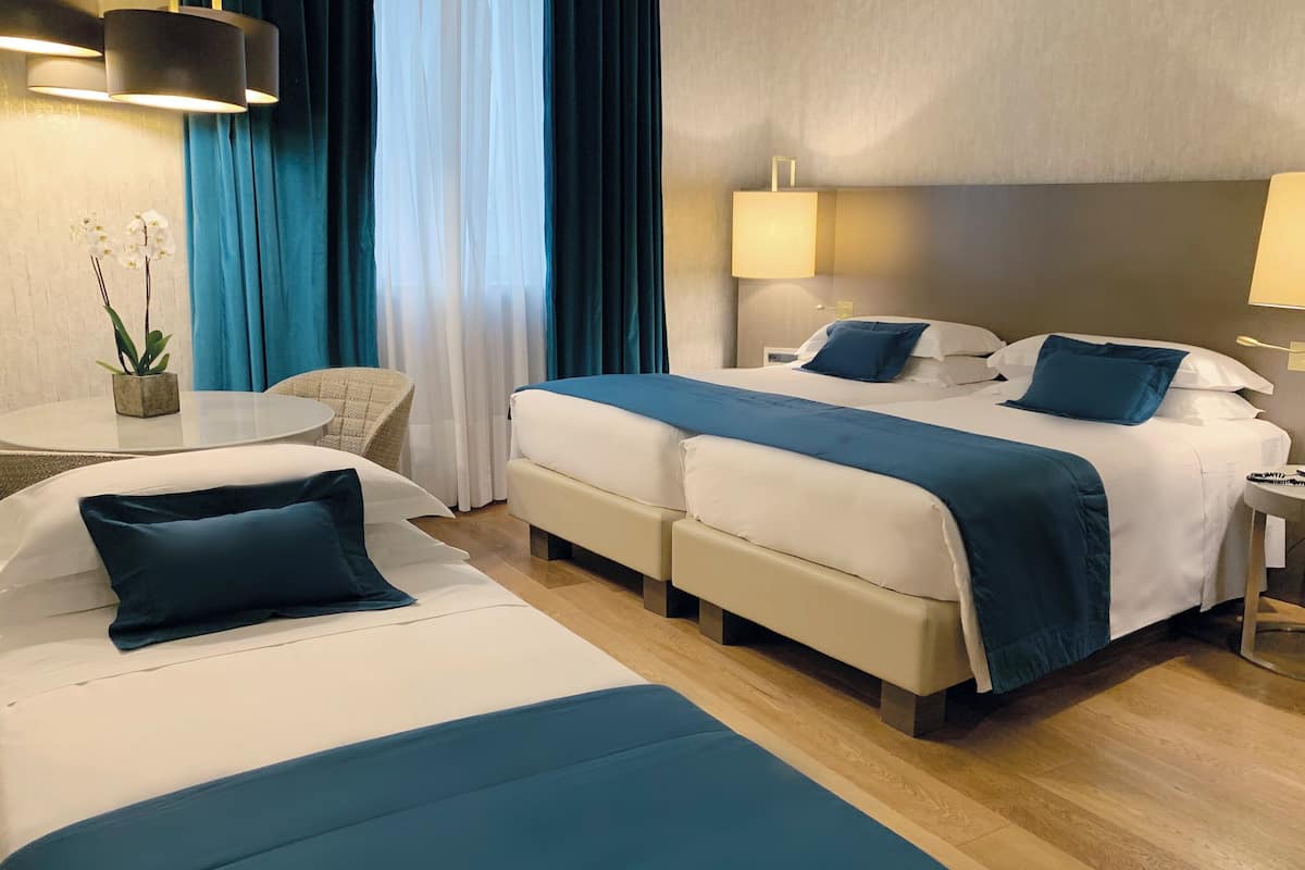 Quarto triplo família | 2 quartos, roupas de cama premium, frigobar, cofres nos quartos