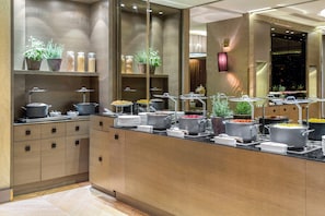 Frukostbuffé varje dag (EUR 30 per person)