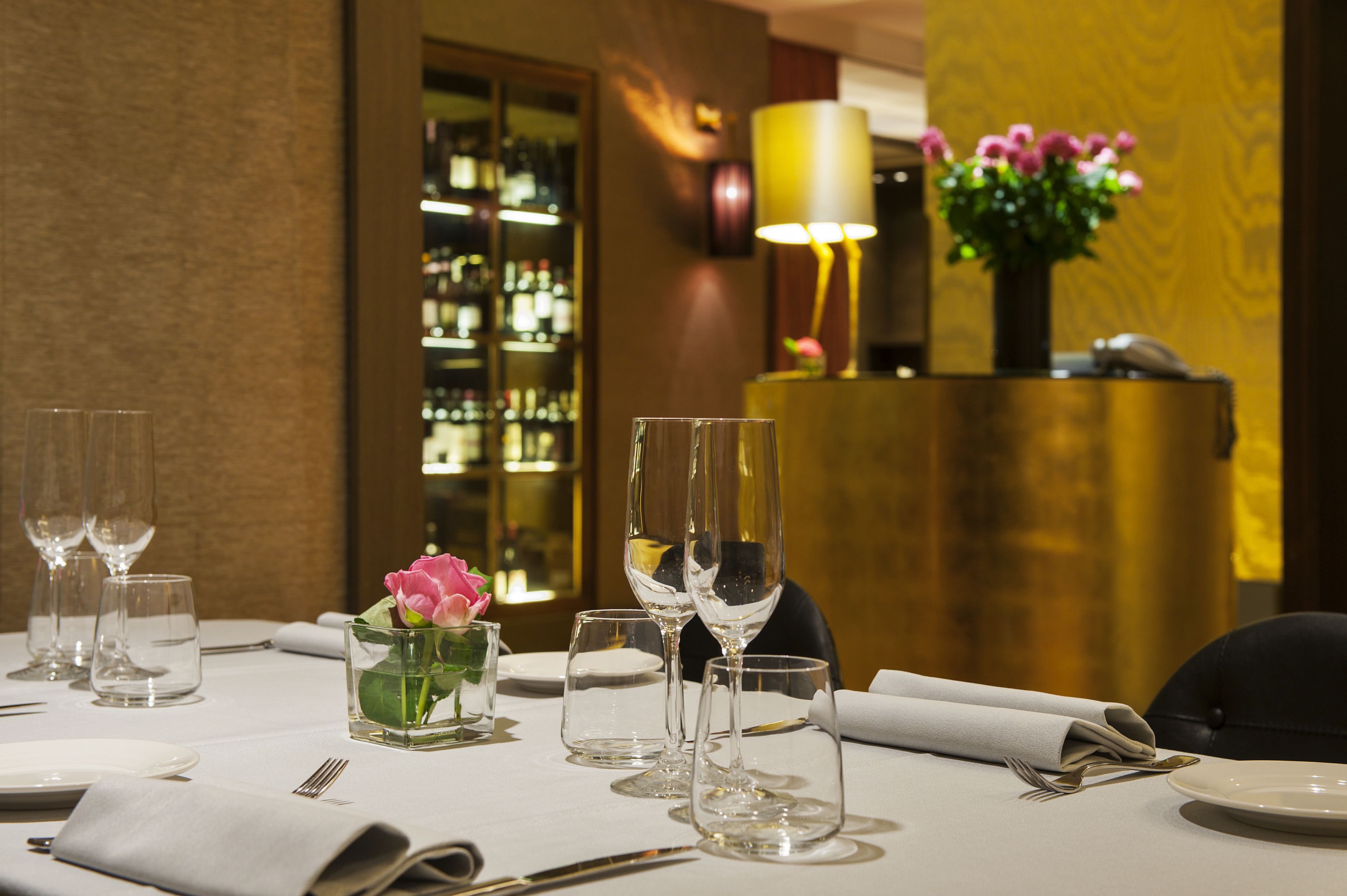 3 restaurants, breakfast, lunch, dinner served; international cuisine