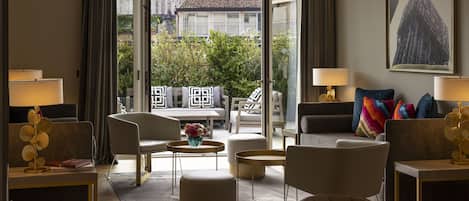 2 bedrooms, premium bedding, minibar, in-room safe