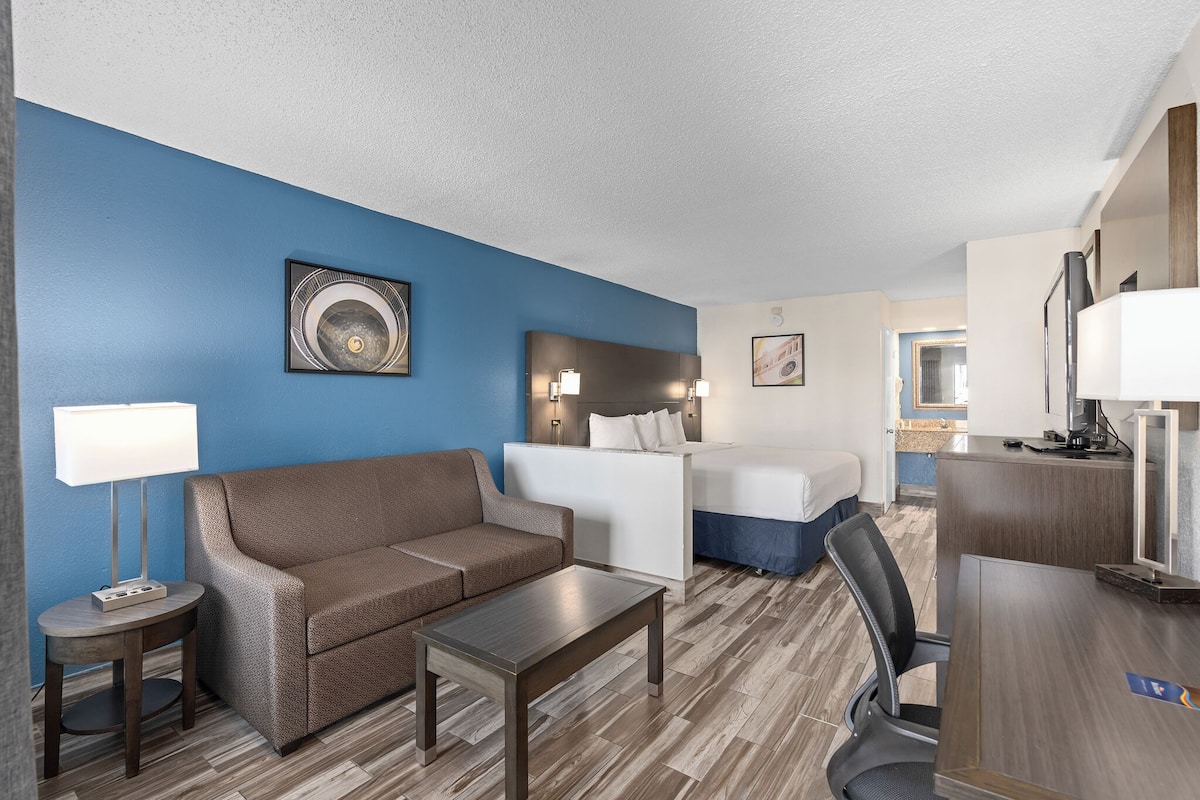 Suite, 1 King Bed with Sofa bed, Non Smoking | In-room safe, desk, blackout curtains, iron/ironing board