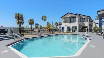 Kolam renang terbuka, dibuka dari pukul 8:00 hingga 19:00, payung kolam