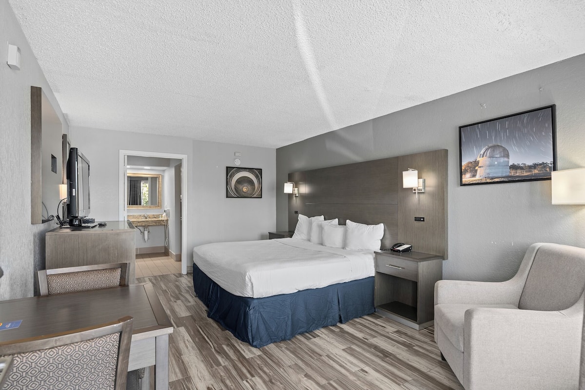 Room, 1 King Bed, Mobility Accessible, Non Smoking (Bathtub W/grab Bars) | In-room safe, desk, blackout curtains, iron/ironing board