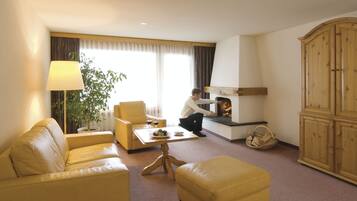 Exclusieve suite | Woonruimte | Flatscreentelevisie, een open haard en vloerwarming