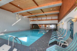 Indoor pool, sun loungers