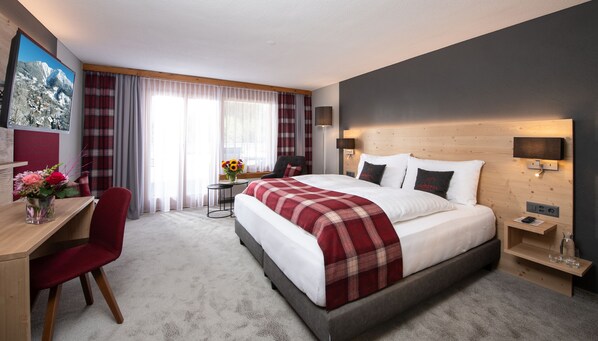 Classic Double Room | 1 bedroom, hypo-allergenic bedding, minibar, in-room safe - Silvretta Parkhotel (Klosters-Serneus)