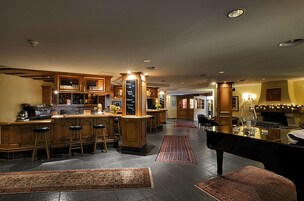 Piano bar