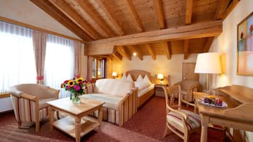 Family Room | 1 bedroom, hypo-allergenic bedding, minibar, in-room safe