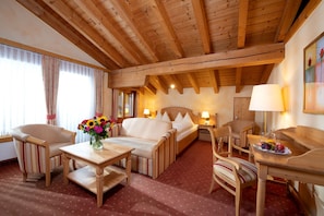 Family Room | 1 bedroom, hypo-allergenic bedding, minibar, in-room safe