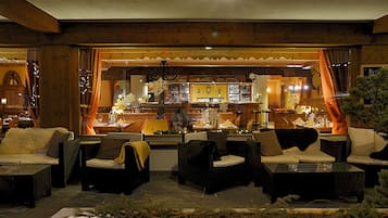2 restaurants, lunch served