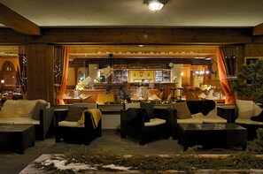 2 restaurantes; se sirven comidas 