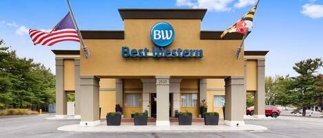 A Best Western hotel with a prominent 'BW' logo, a number '2520' on the facade, and two flags on either side.