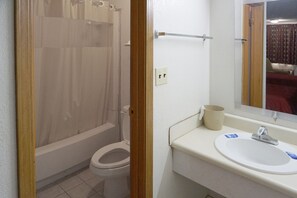Baignoire, articles de toilette gratuits, serviettes fournies