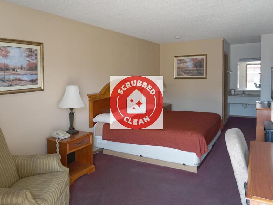 Meja kerja, Wi-Fi gratis, seprai linen, dan jam alarm