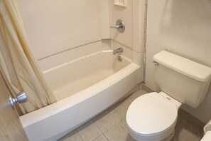 Bathtub, free toiletries, towels