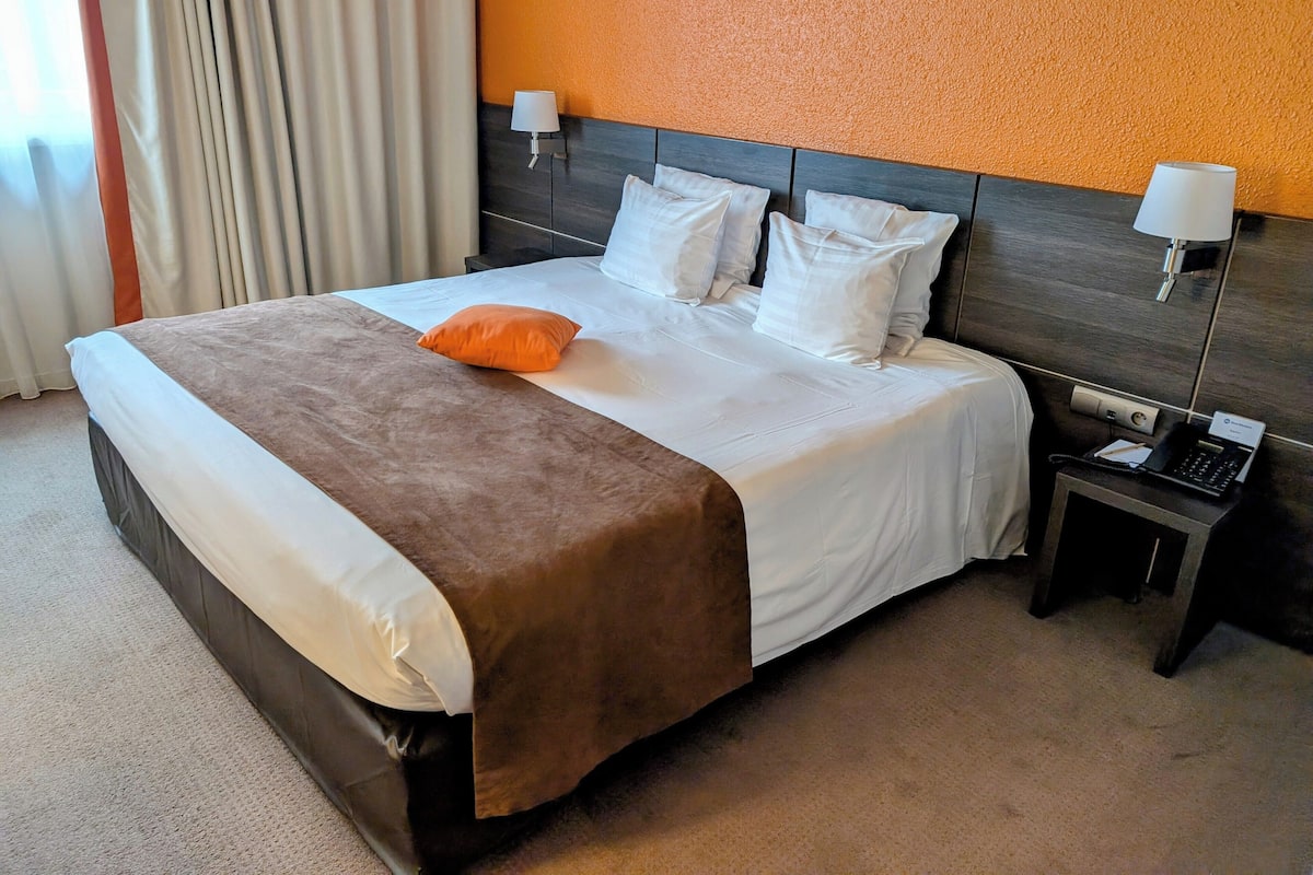 Room | Premium bedding, in-room safe, desk, laptop workspace