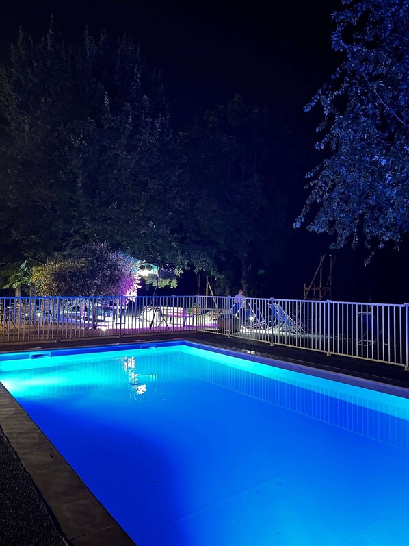 Piscine extérieure en saison, chaises longues