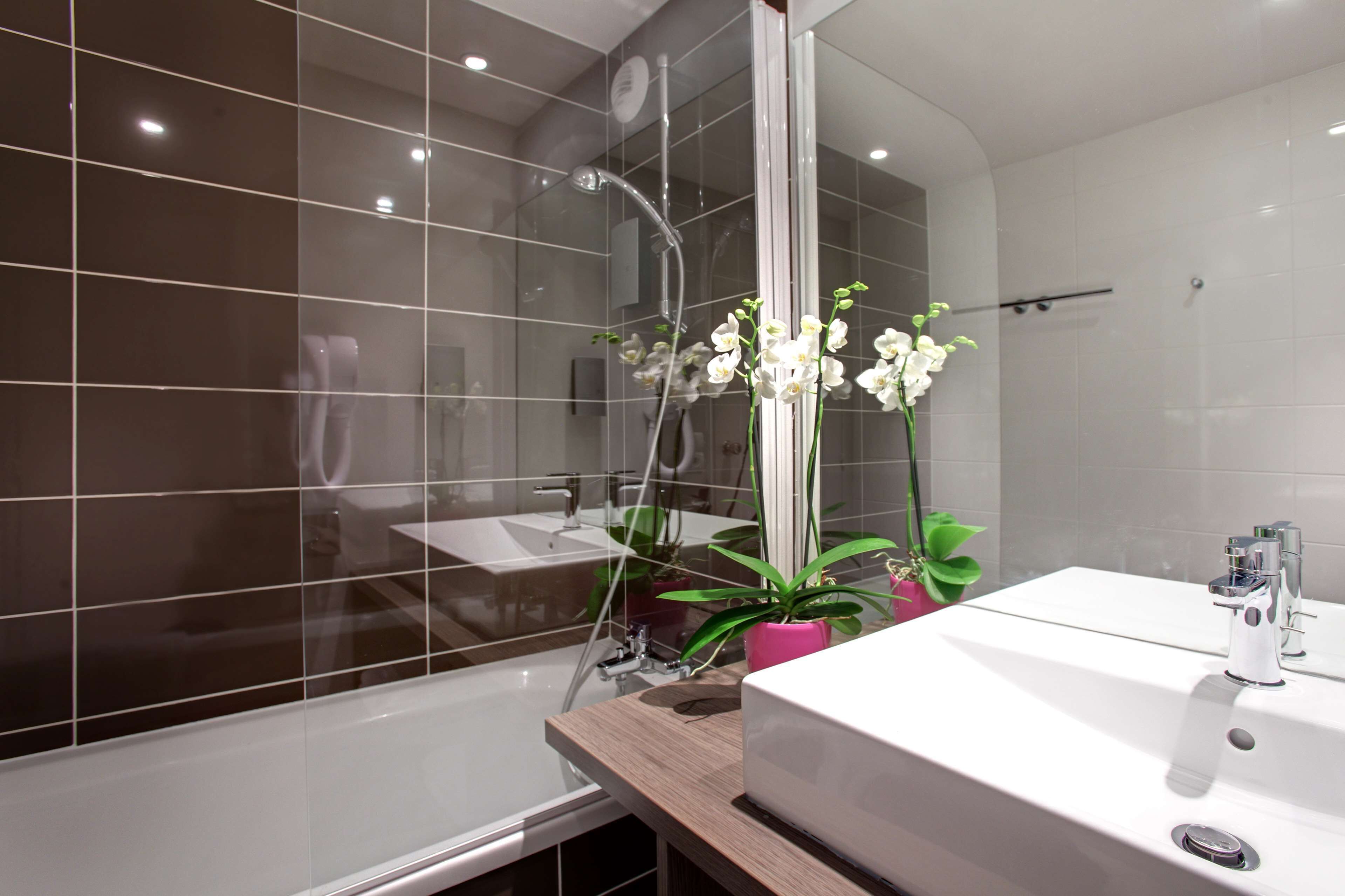 combined shower/bathtub, free toiletries, hair dryer, towels