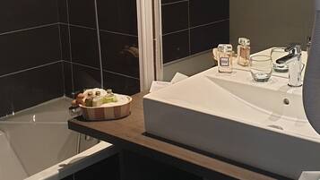 Bathtub, free toiletries, hair dryer, towels