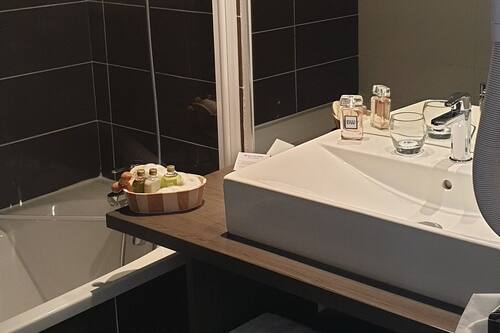 Bañera, artículos de higiene personal gratuitos y secador de pelo
