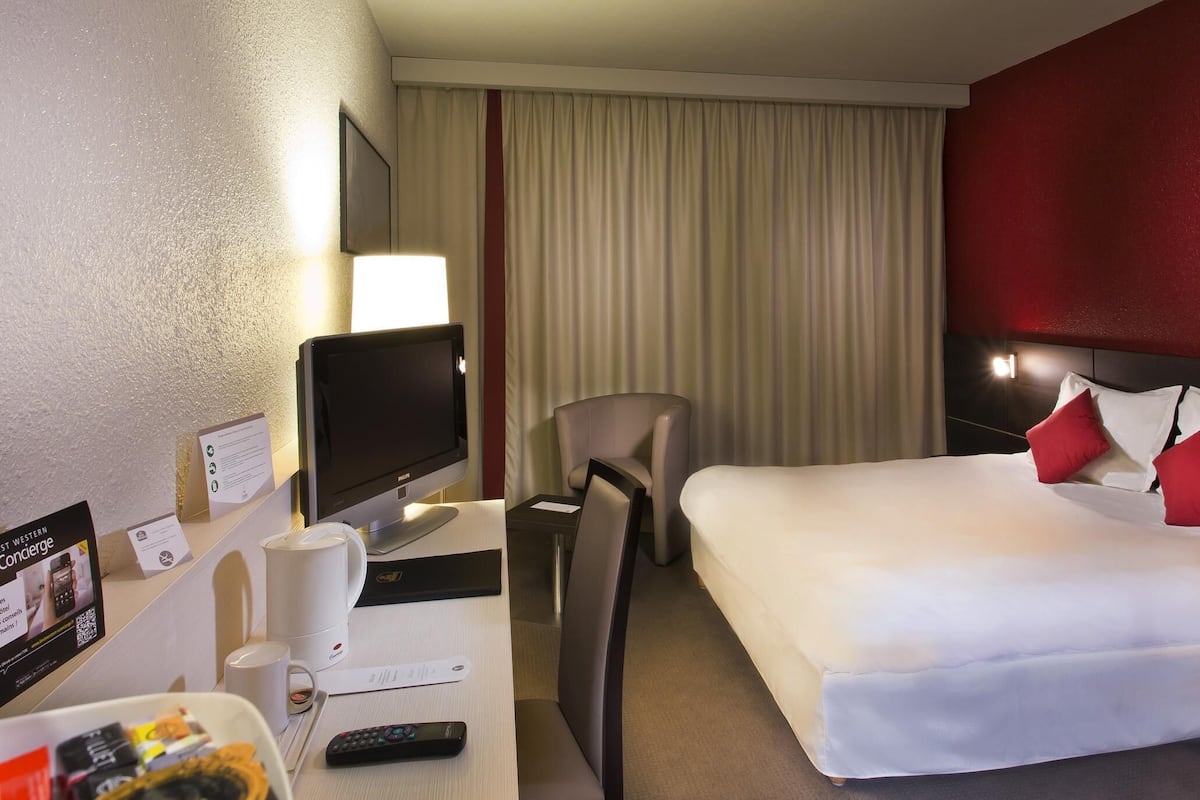 Superior Room, 1 King Bed, Non Smoking | Premium bedding, in-room safe, desk, laptop workspace