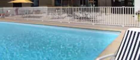 AuĂenpool (je nach Saison geöffnet), LiegestĂŒhle