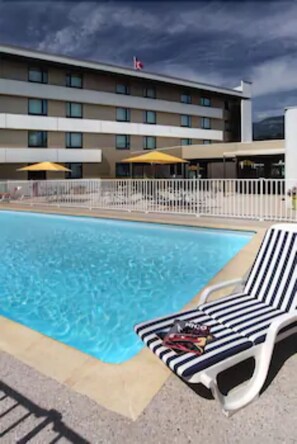 Seasonal outdoor pool, open 9:00 AM to 9:00 PM, pool loungers - Best Western Alexander Park Chambéry (Chambery)