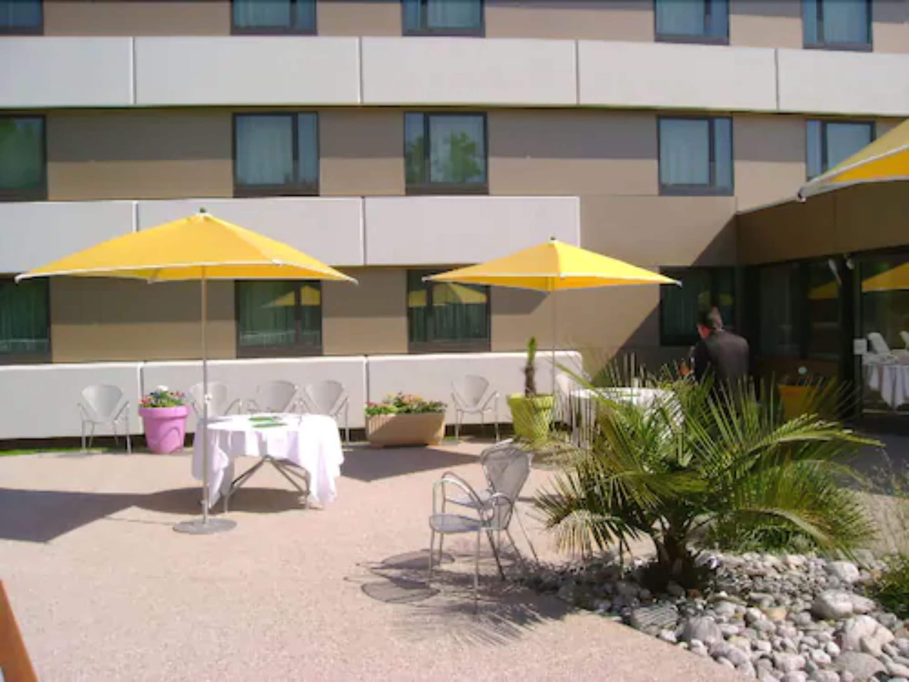 breakfast, lunch, dinner served; international cuisine, pool views