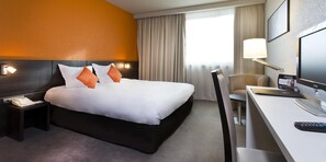 Rom – standard, 1 queensize-seng | Sengetøy av topp kvalitet, safe på rommet og skrivebord