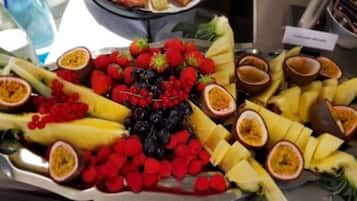 Una bandeja de frutas con fresas, uvas e higos.