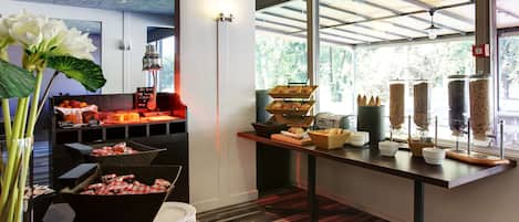 供应早餐、午餐和晚餐,国际美食,泳池景观