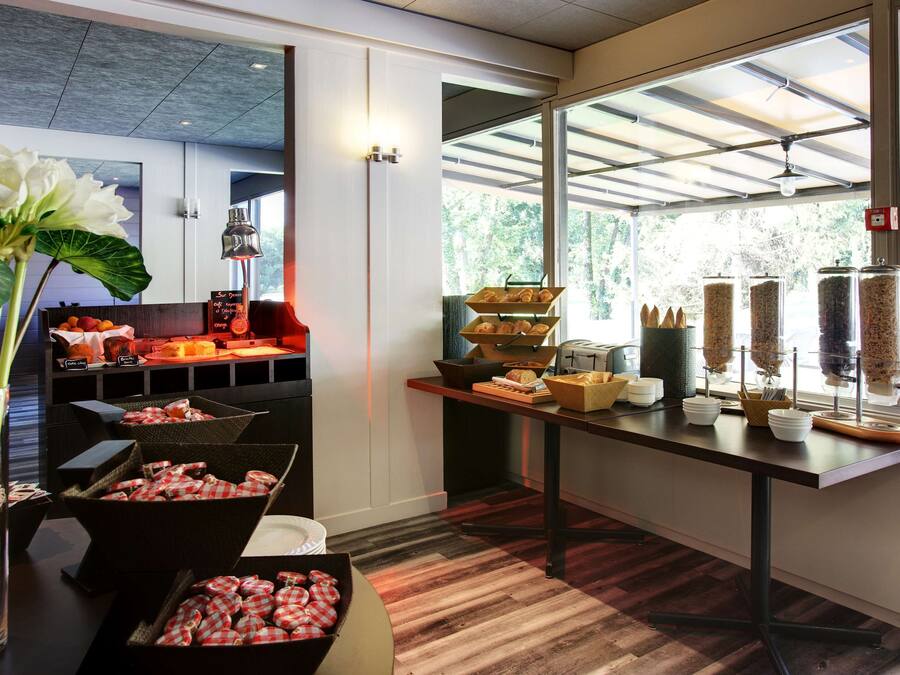 Phục vụ bữa sáng, món ăn mang phong cách quốc tế, nhìn ra hồ bơi