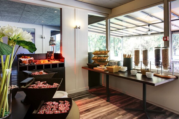 Breakfast, lunch, dinner served; international cuisine, pool views - Best Western Alexander Park Chambéry (Chambery)