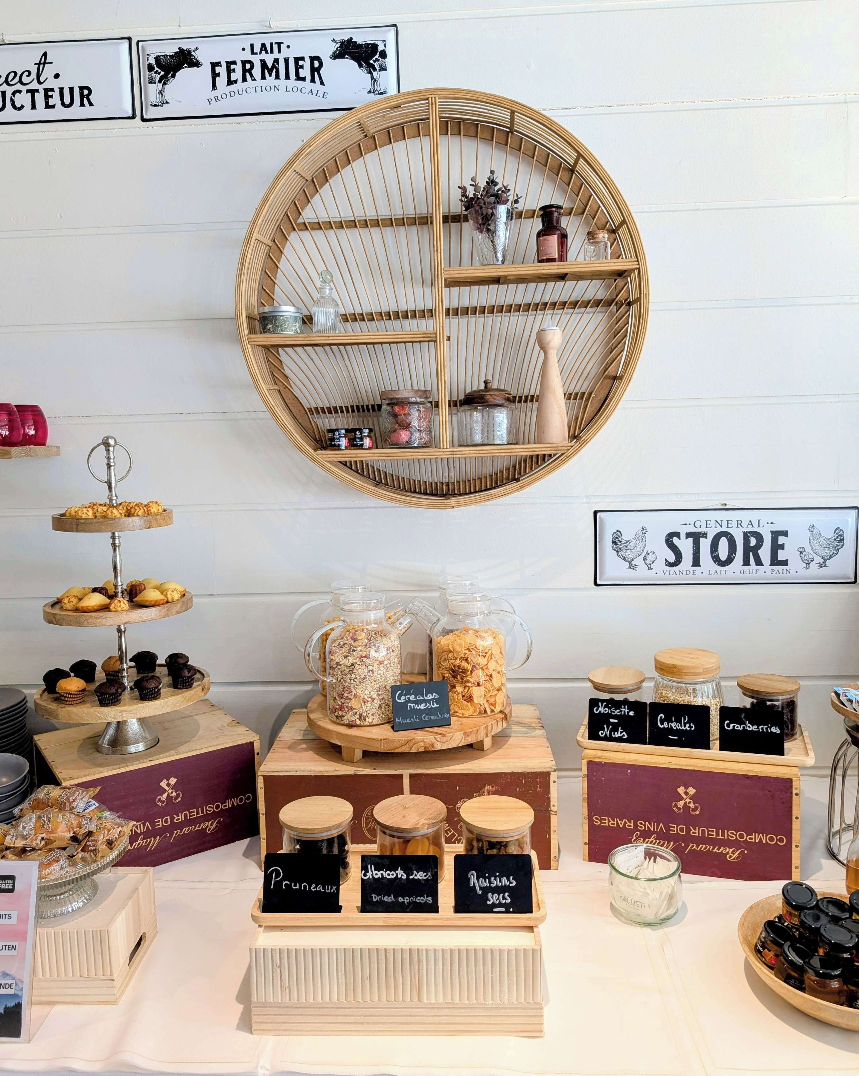 อาหารเช้าแบบบุฟเฟ่ต์ทุกวัน (คิดค่าบริการ)