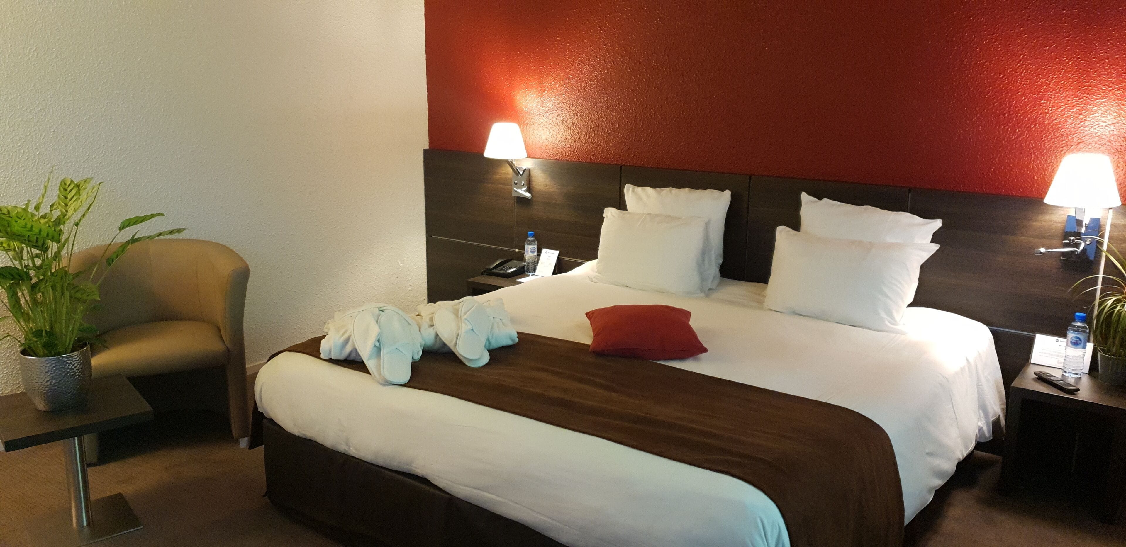 suite, 1 king bed, non smoking | premium bedding, in-room safe, desk, laptop workspace