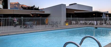 Piscina externa sazonal, funciona das 9h às 21h, espreguiçadeiras