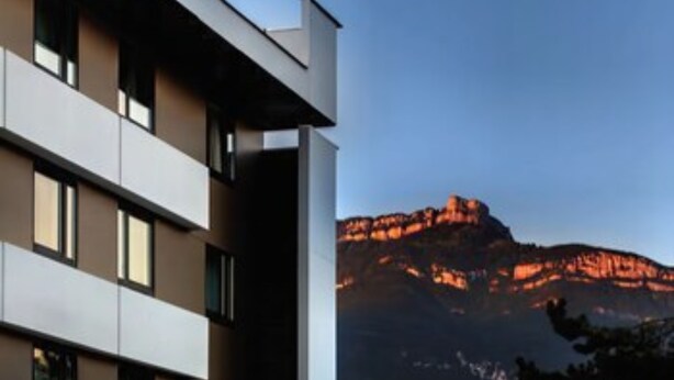 A modern building with a balcony and a mountain view at dusk. - Alexander Park Chambéry (Chambery)