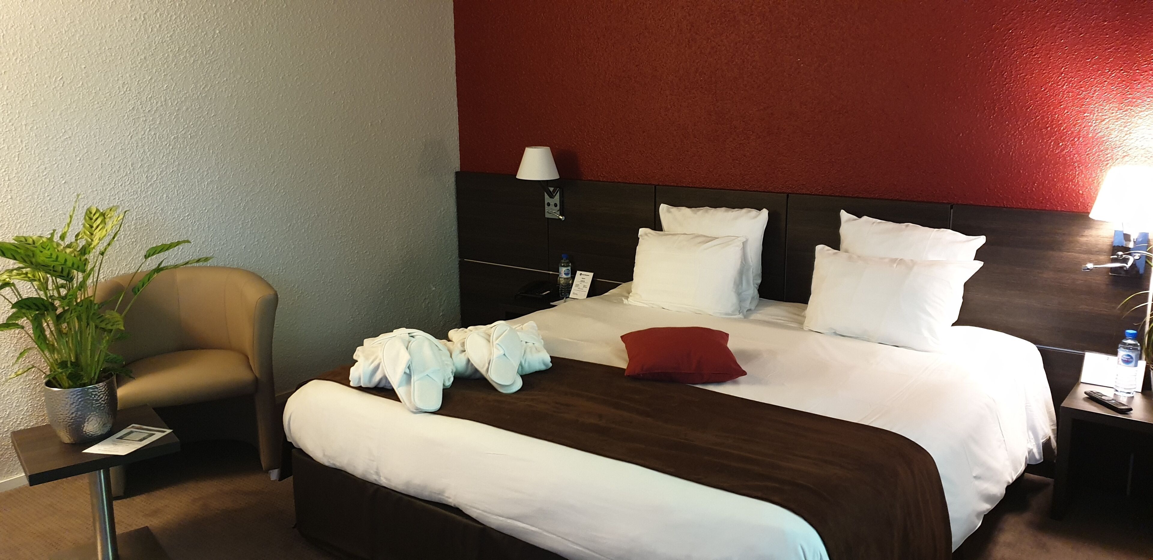 Basic Room | Premium bedding, in-room safe, desk, laptop workspace