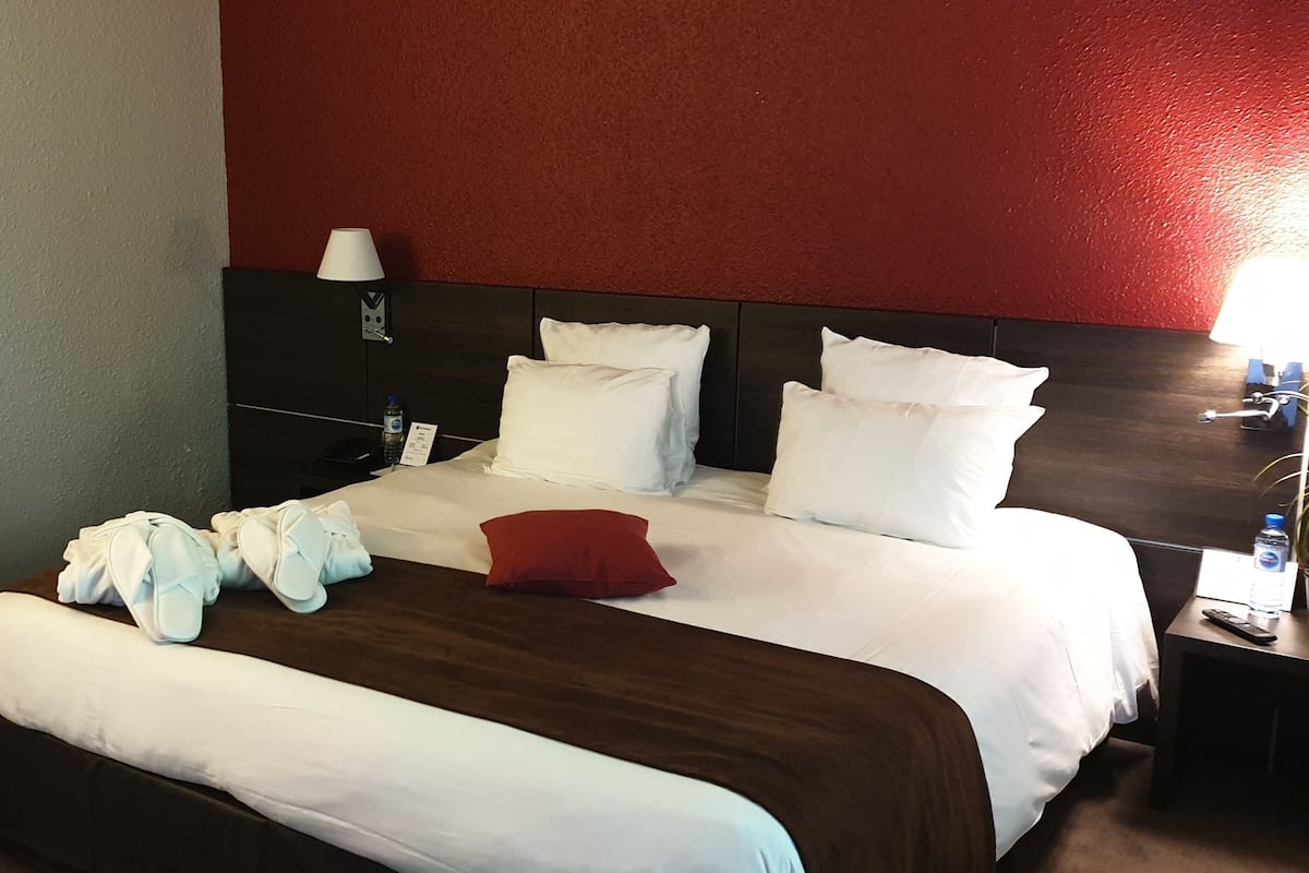 Basic Room | Premium bedding, in-room safe, desk, laptop workspace