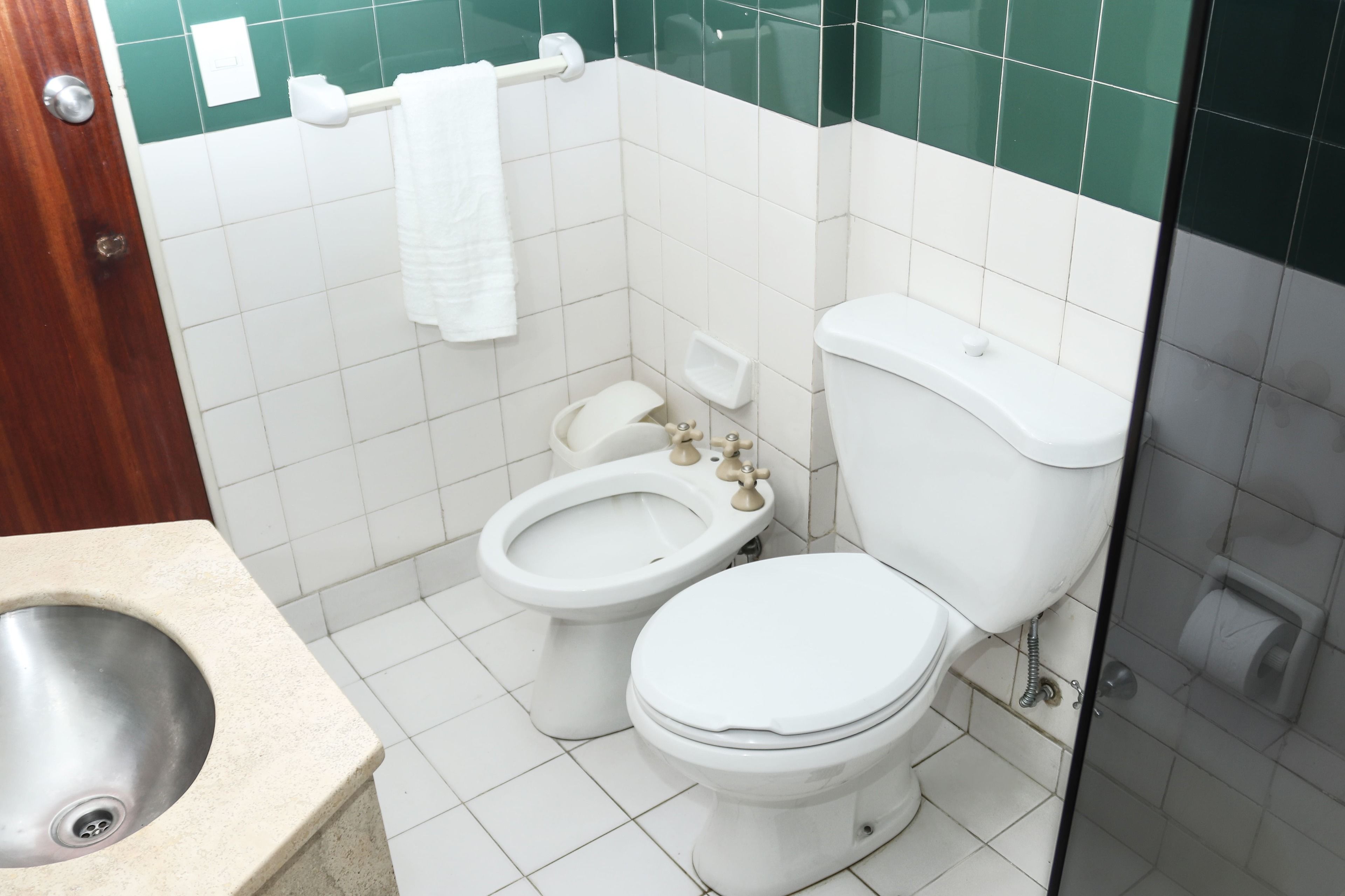 suite | bathroom | combined shower/bathtub, deep-soaking bathtub, rainfall showerhead