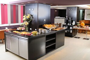 Café da manhã feito na hora todos os dias (USD 10 por pessoa)