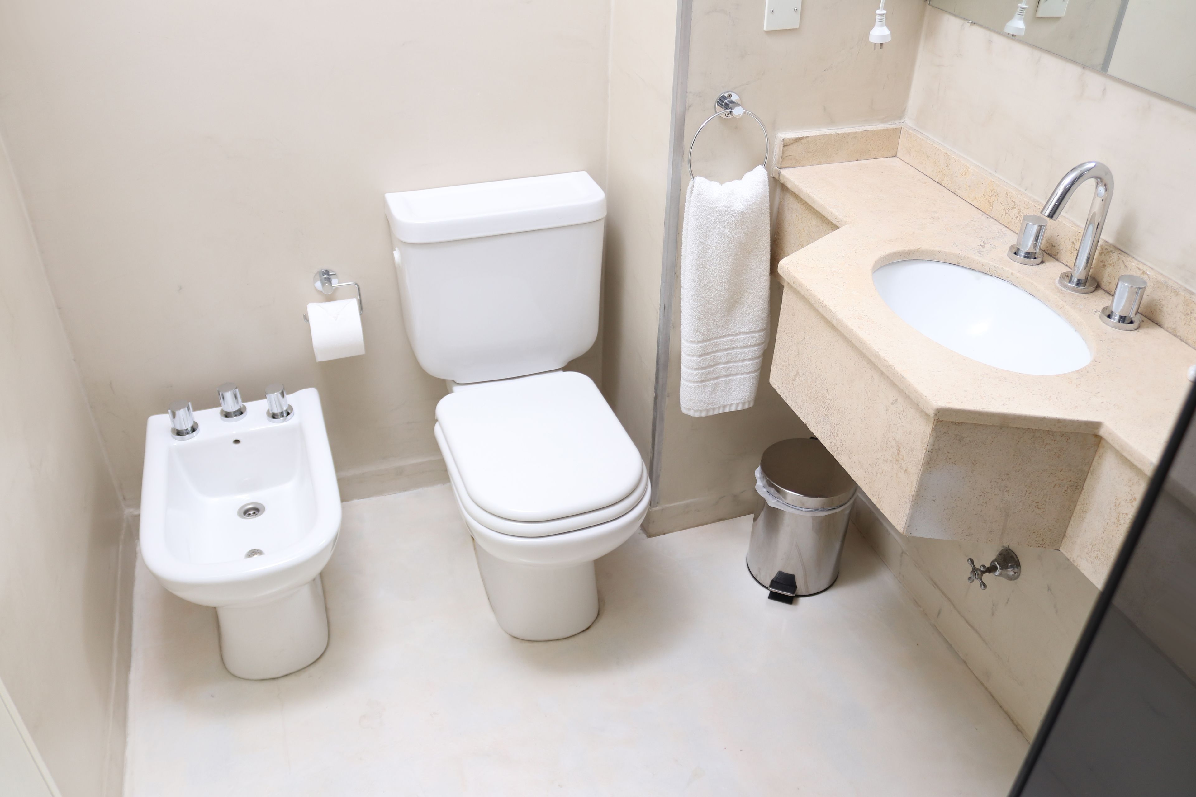 deluxe double room | bathroom | combined shower/bathtub, deep-soaking bathtub, rainfall showerhead