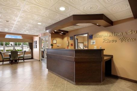 Recepción. Microtel Inn & Suites by Wyndham Quincy Downtown/River Area