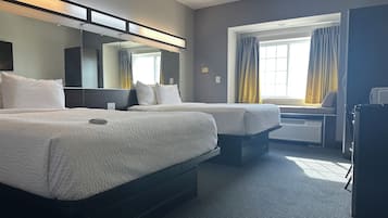Escritorio, cortinas blackout, wifi gratis y ropa de cama